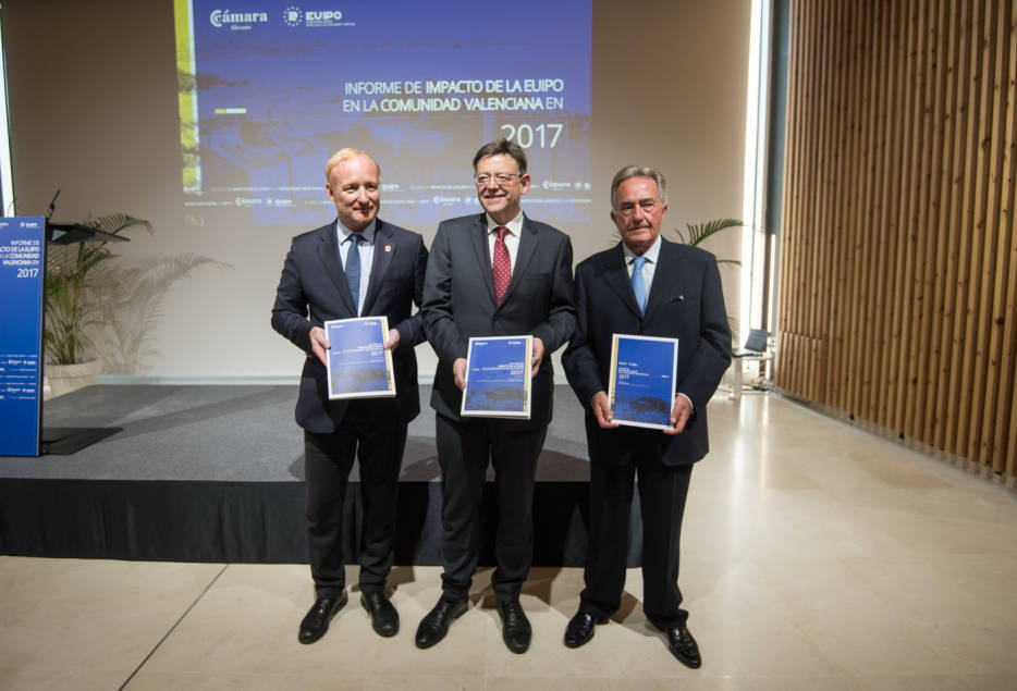Campinos, Puig y Riera posan con el informe de impacto elaborado por la Cámara de Comercio. Fotos: RAFA MOLINA - 