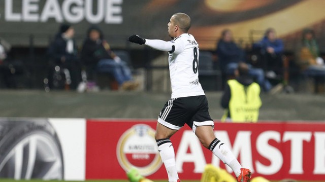 Feghouli responde a la confianza de Neville y brilla como interior