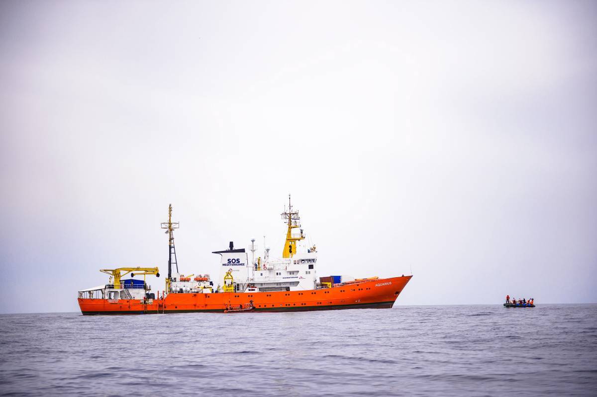El Aquarius navega ya en aguas españolas rumbo a València
