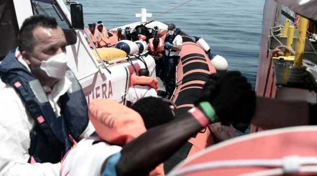 Los migrantes del Aquarius tendrán una autorización especial de un mes