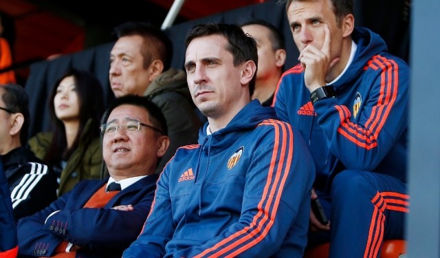 Me parece bien que Gary Neville amplíe contrato con el Valencia