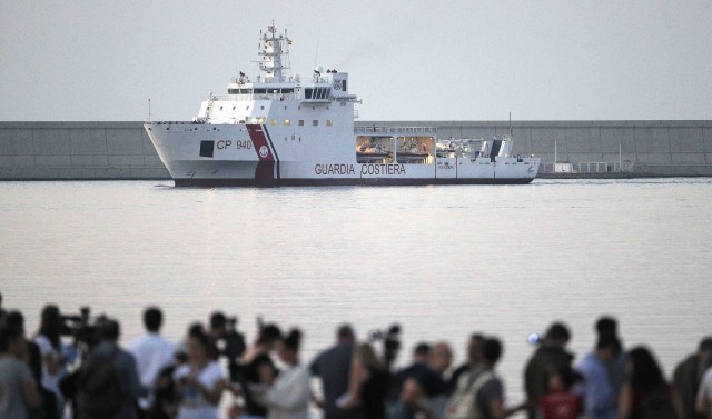 Llega al Puerto de València el primer barco de la flotilla del 'Aquarius' con 274 de los 630 inmigrantes
