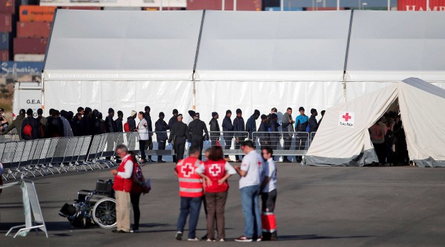 Los inmigrantes del primer barco presentan más patologías de las esperadas