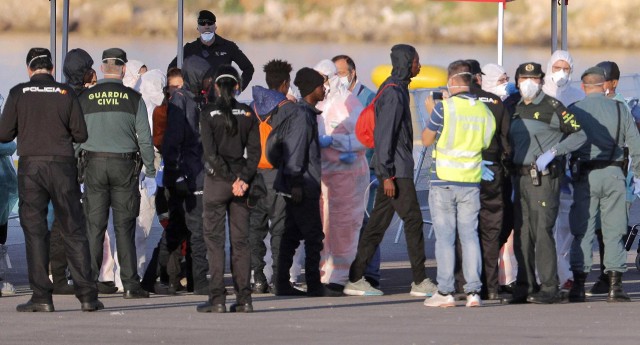 Los inmigrantes del primer barco presentan más patologías de las esperadas