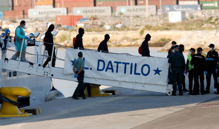 Los migrantes del primer barco desembarcan en València. Foto: EFE - 