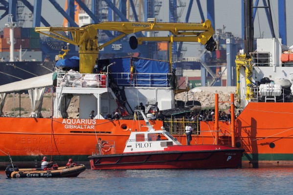 El Aquarius llega a València con los migrantes en situación más vulnerable a bordo