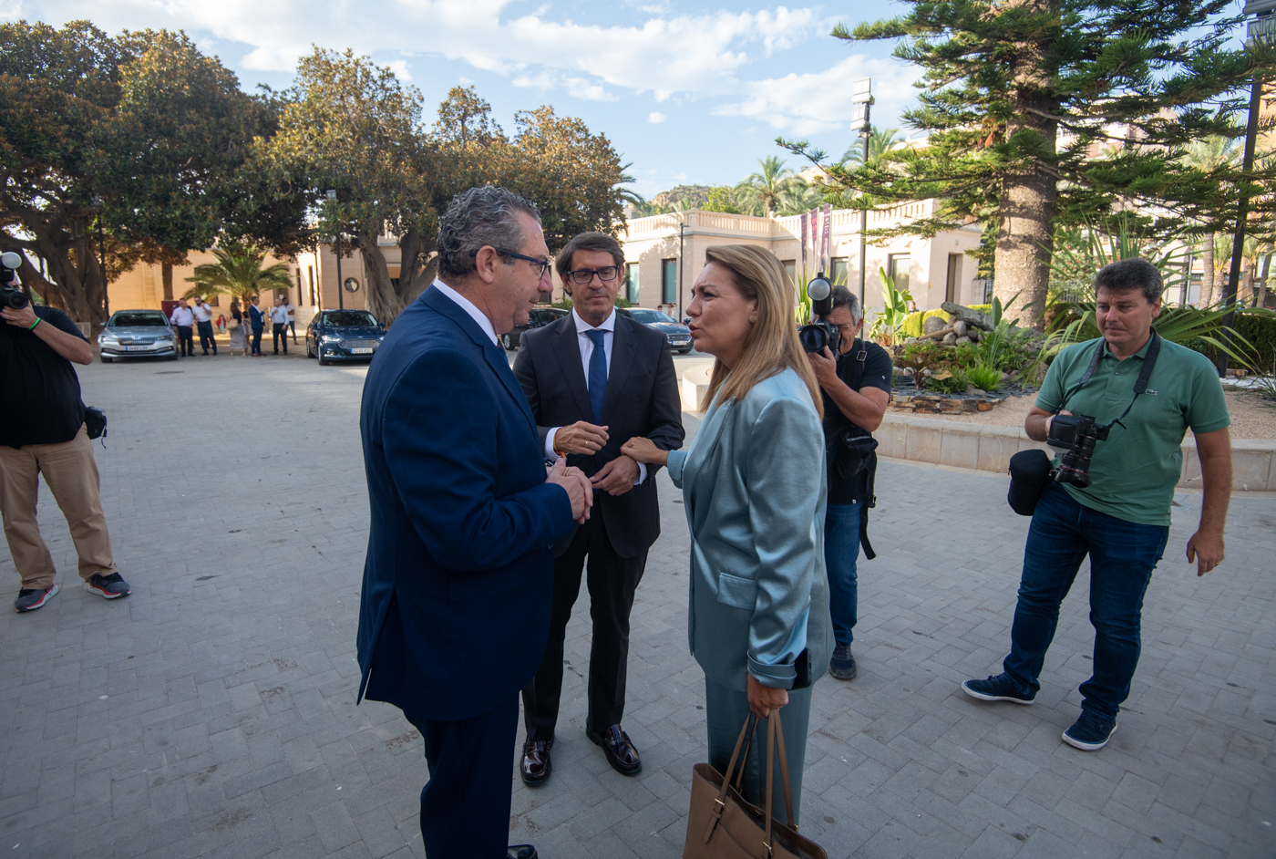 Primer pleno del nuevo Consell de Carlos Mazón en Alicante (Fotos: RAFA MOLINA)