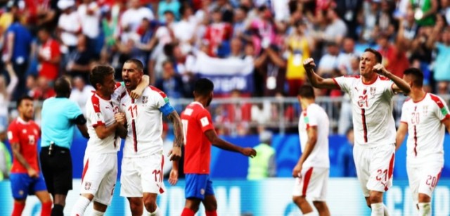 Kolarov rescata a Serbia con un gol de falta