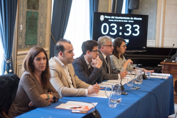 Cs acusa a Barcala de construir 