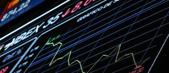 Bancos y eléctricas llevan al Ibex 35 a ceder un 0,8% al cierre alejándose del 9.800