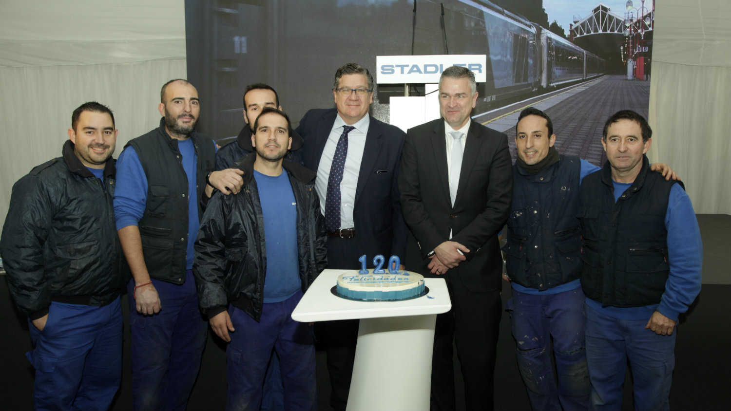 El presidente de Stadler Valencia, Íñigo Parra (en el centro) junto a trabajadores de la planta - 