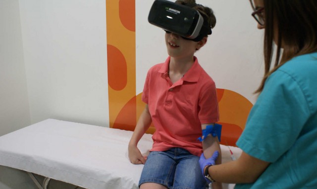 Quirónsalud Valencia incorpora gafas de realidad virtual para disminuir la percepción del dolor