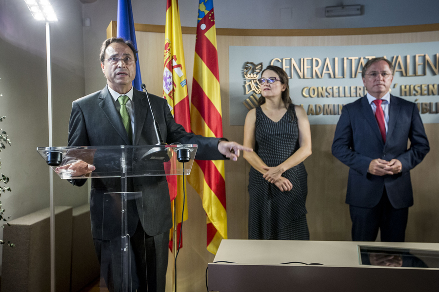 Vicent Soler y Juan Carlos Moragues, en el traspaso de la cartera de Hacienda. Foto: EVA MÁÑEZ - 