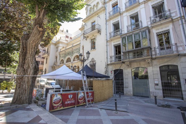 El PP ataja ahora el caos en Gabriel Miró: ni veladores bajo los ficus ni 'racós' sin permiso