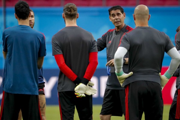 España busca goles ante el muro iraní

