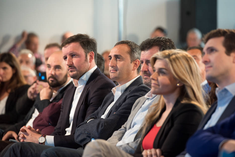 Pablo Casado, a la derecha, en un acto del PP en Elche con Eva Ortiz, José císcar, César Sánchez y Pablo Ruz. - 