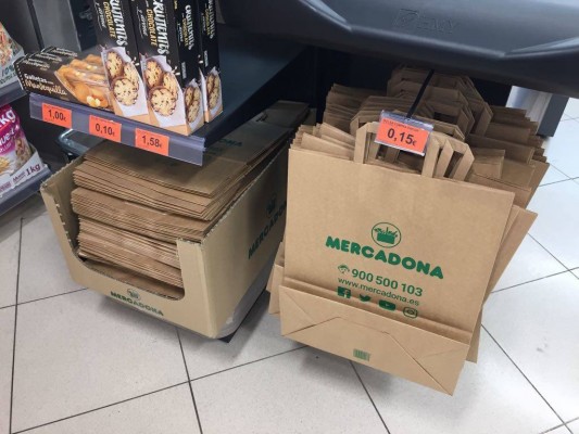 Mercadona prueba las bolsas de plástico reciclado y equipara el precio a las de papel