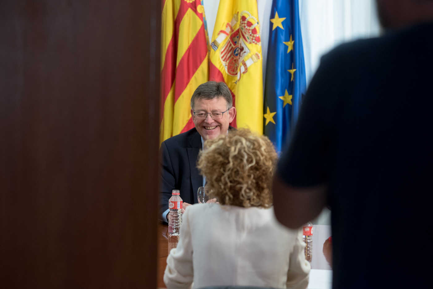 Ximo Puig y Rosana Perán (de espaldas) al inicio de la reunión en la Casa de las Brujas. Foto: RAFA MOLINA - 