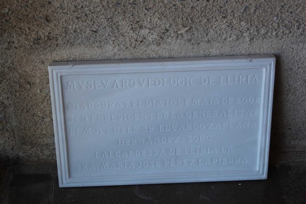 Llíria retira una placa de Eduardo Zaplana del Museu Arqueològic