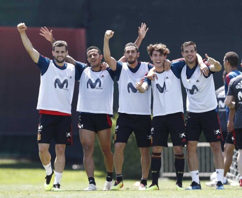 España se entrena sin los titulares ni Reina