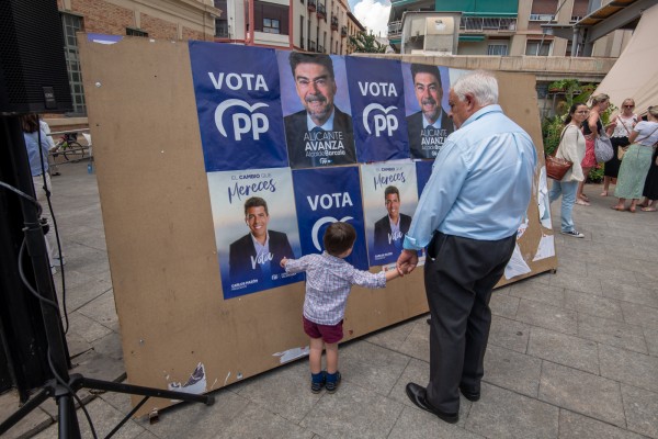 Acto del PPCV en el Mercado Central de Alicante (fotos RAFA MOLINA)