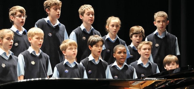 'Los chicos del coro' cantan junto al Misteri d'Elx en el Palau de la Música