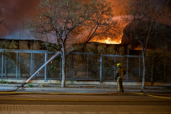 Incendio en una de las naves de la empresa Caster en Elche Parque Empresarial (Fotos: RAFA MOLINA/AP)