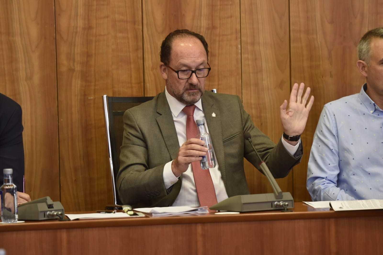 El alcalde de Orihuela, Emilio Bascuñana, en el pleno de este viernes. Fotos RAFA MOLINA - 