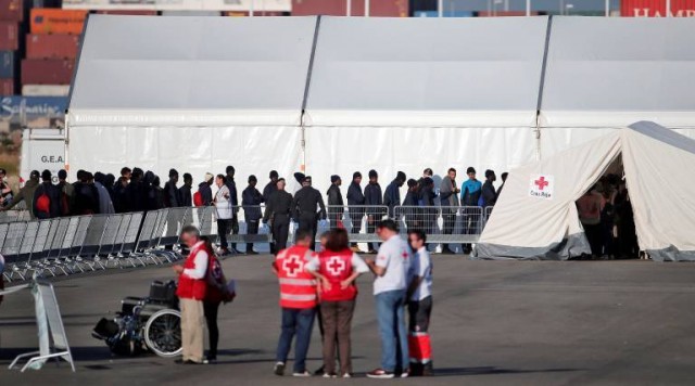 Huyen 28 menores llegados del Aquarius y 16 son localizados a las pocas horas