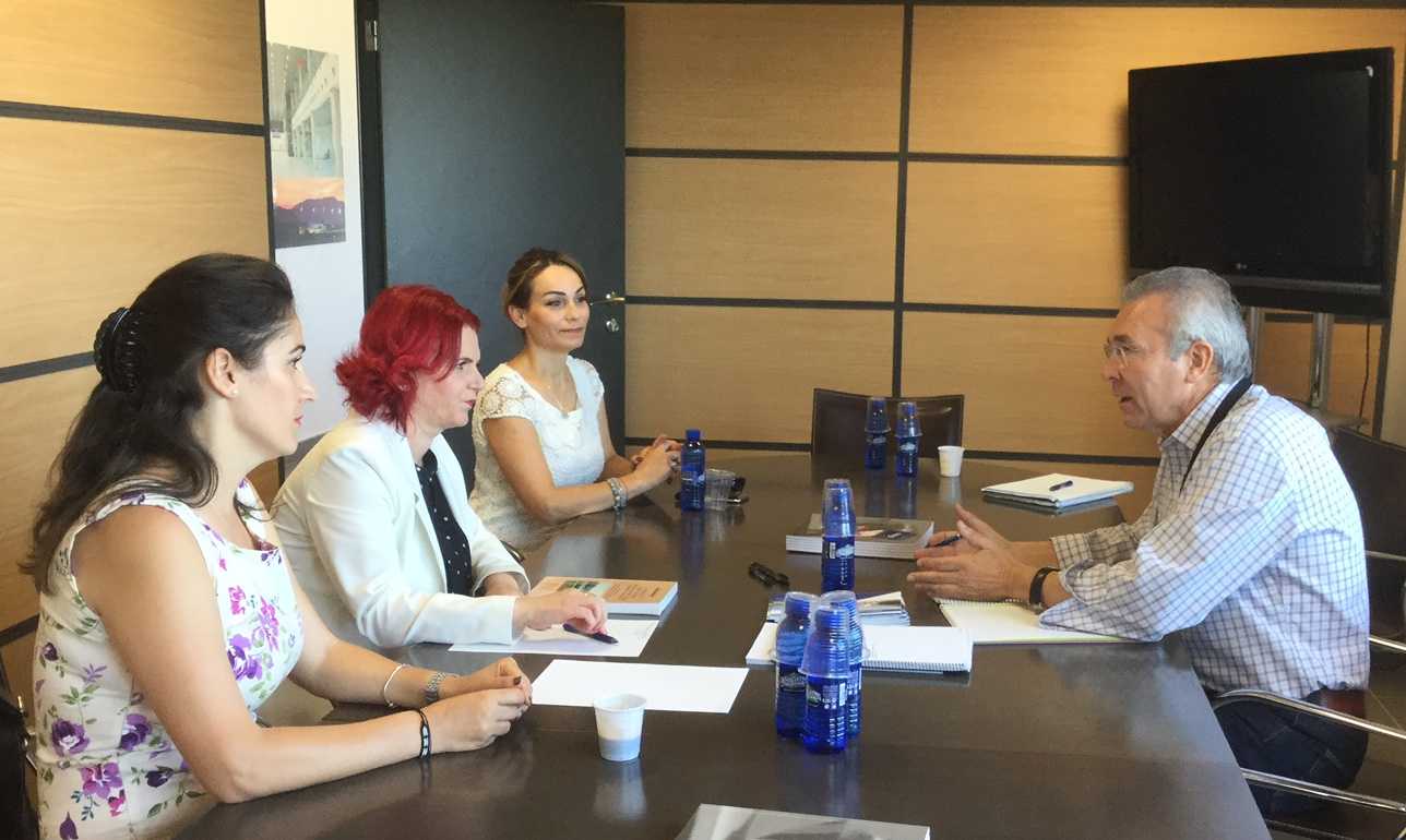 El director general de Aerocas, Joan Serafí Bernat, con representantes del colectivo rumano. - 