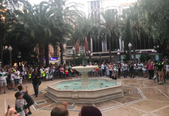 Miles de aficionados celebran en las calles el regreso del Elche a Segunda

