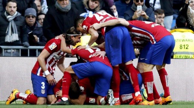 Griezmann impulsa al Atlético y aleja al Madrid de la lucha por la liga