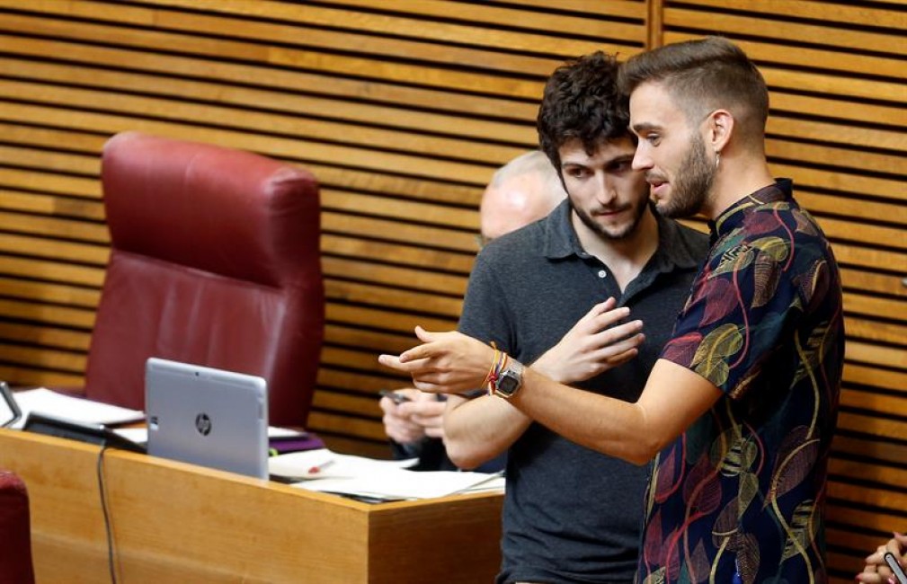 El portavoz de Compromís, Fran Ferri, conversa con el de Podemos, Antonio Estañ, en Les Corts. EFE/Archivo - 