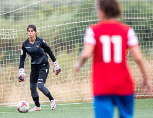 Sandra Torres seguirá defendiendo la portería del Levante UD Femenino