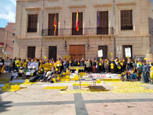 Manifestación en Monòver contra las macroplantas fotovoltaicas (fotos AP)