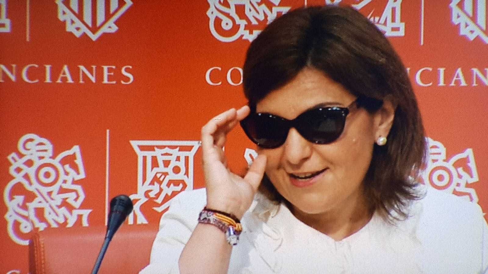 La presidenta del PPCV, Isabel Bonig, con gafas de sol antes de la rueda de prensa de este martes - 