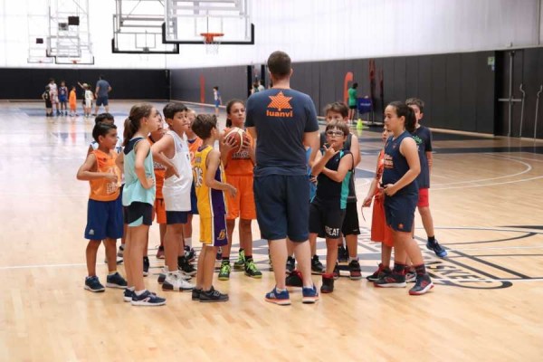 AVACU y l'Alqueria del Basket forman a niños en consumo responsable