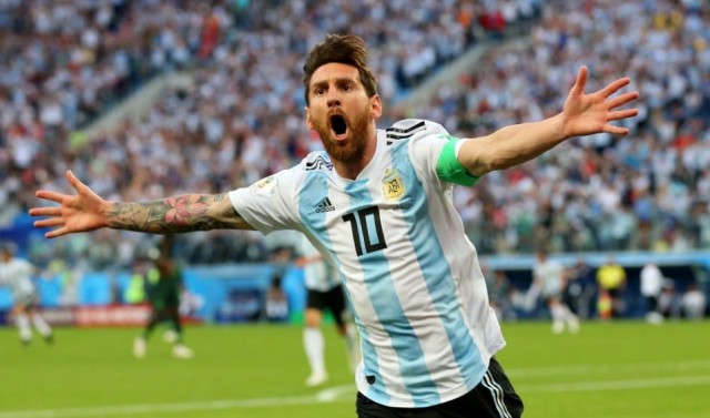 Argentina sufre horrores pero estará en octavos ante Francia