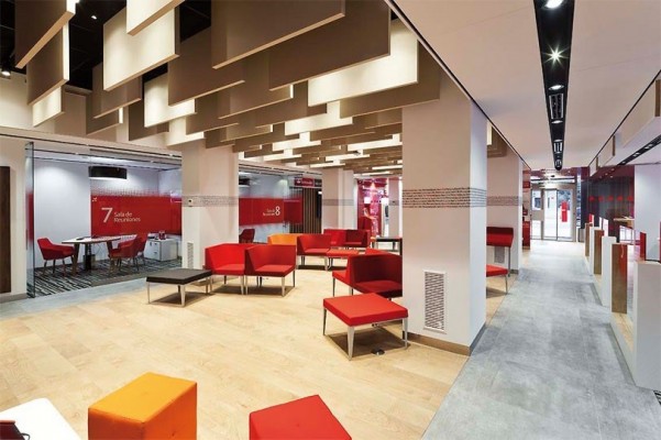 Banco Santander abrirá un millar de oficinas por las tardes llamadas 'Smart Red'