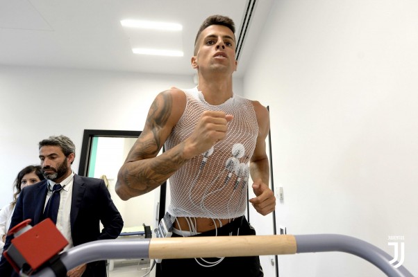 Cancelo se somete al reconocimiento médico con el Juventus
