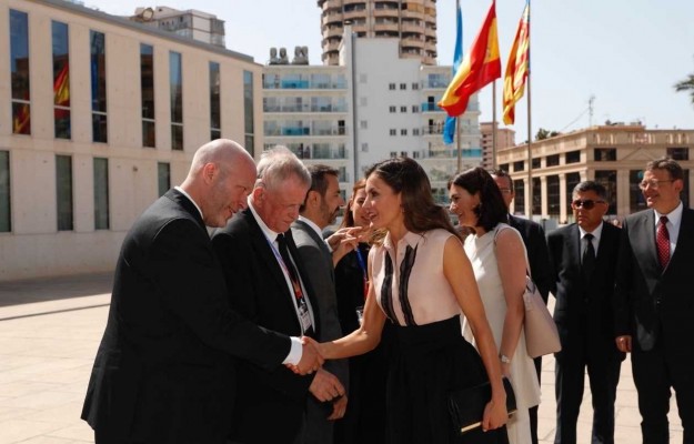 La reina Letizia defiende en Benidorm las necesidades de las personas sordociegas