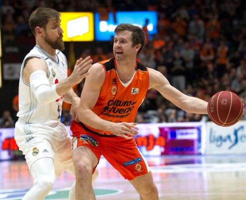 Un triple de Llull desde más de medio campo tumba al Valencia Basket