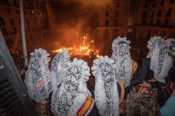 À Punt pagó 18.000 euros por la señal para emitir la Cremà de Fogueres de la polémica