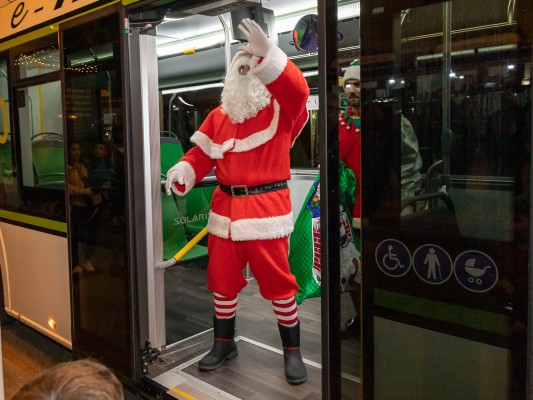 Papá Noel inaugura su casita en Las Chimeneas de Elche (Fotos: PEPE OLIVARES)
