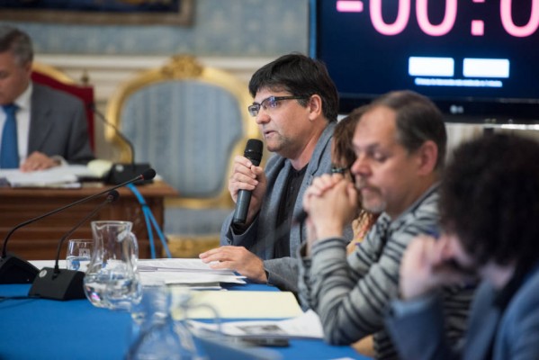 Guanyar arranca un acuerdo unánime para pedir al Consell que blinde el Centro frente a más pubs
