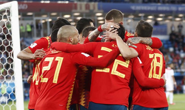 España esquiva su maldición ante la anfitriona
