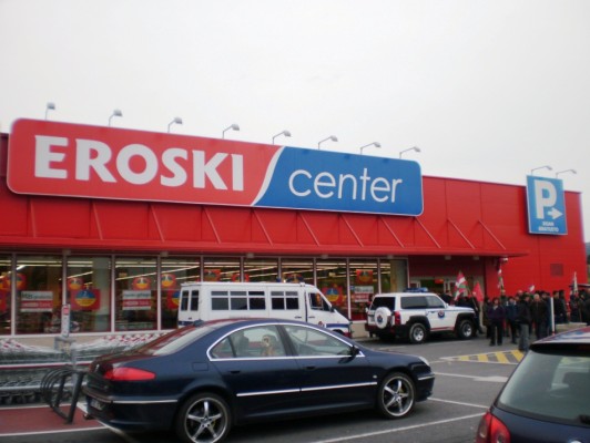 Eroski vende cinco hipermercados a Carrefour en la Comunitat