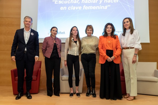 Encuentro 'Escuchar, hablar y hacer en clave femenina' de Caixabank en Alicante. (Fotos: Pepe Olivares)