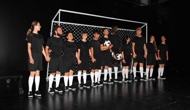 Una hipotètica selecció de futbol europeu aplega al municipi de Salem amb l'obra 'La gran final'