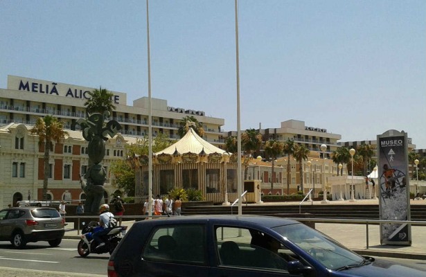 El Puerto hace hueco a la oficina turística del Consell: retirará el tiovivo si no se marcha